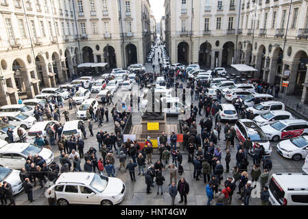 Turin, Italien. 16. Februar 2017. Italienische Taxifahrer sammeln für die Teilnahme an einer Demonstration gegen Uber Service in Turin am 16. Februar 2017 zu protestieren. Hunderte von italienischen Taxifahrer gingen auf die Straße in Rom, Mailand und Turin gegen einen Gesetzesvorschlag zu Gunsten der UberPOP zu protestieren. Bildnachweis: Stefano Guidi/Erwachen/Alamy Live-Nachrichten Stockfoto