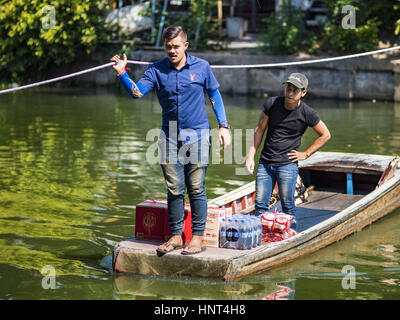 Thepharak, Samut Prakan, Thailand. 16. Februar 2017. Ein Fährmann bringt Passagiere in Khlong Samrong in seinem kleinen Boot, die er als eine Fähre, die in den Vororten von Bangkok benutzt. Der Bootsmann zieht es über ein System von Seilen und Rollen. Er arbeitet auf dem Boot, seit er ein Kind war. Kleine Fähren wie dies früher häufig in Bangkok aber viele Khlongs (die Kanäle, die verwendet, um Bangkok zu durchkreuzen) ausgefüllt und Brücken über die verbleibenden Khlongs wurden. Jetzt gibt es nur eine Handvoll Fähren links. Diese Fähre lädt 2 Baht (umgerechnet ca.. 06¢ US) pro Stockfoto