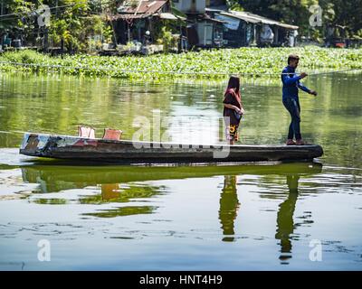 Thepharak, Samut Prakan, Thailand. 16. Februar 2017. Ein Fährmann bringt Passagiere in Khlong Samrong in seinem kleinen Boot, die er als eine Fähre, die in den Vororten von Bangkok benutzt. Der Bootsmann zieht es über ein System von Seilen und Rollen. Er arbeitet auf dem Boot, seit er ein Kind war. Kleine Fähren wie dies früher häufig in Bangkok aber viele Khlongs (die Kanäle, die verwendet, um Bangkok zu durchkreuzen) ausgefüllt und Brücken über die verbleibenden Khlongs wurden. Jetzt gibt es nur eine Handvoll Fähren links. Diese Fähre lädt 2 Baht (umgerechnet ca.. 06¢ US) pro Stockfoto