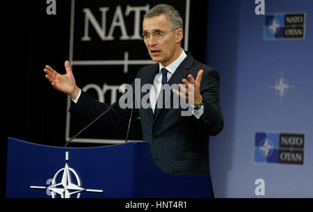 Brüssel, Belgien. 16. Februar 2017. NATO-Generalsekretär Jens Stoltenberg befasst sich mit eine Pressekonferenz nach einem zweitägigen NATO-Verteidigungsminister-treffen am Hauptsitz in Brüssel, 16. Februar 2017. Bildnachweis: Ye Pingfan/Xinhua/Alamy Live-Nachrichten Stockfoto