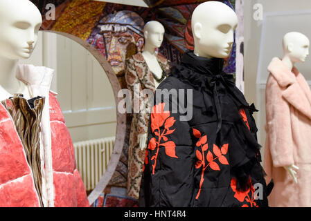 London, UK. 16. Februar 2017. Schaufensterpuppen tragen Werke von ukrainischen Designern eine Vorschau des International Fashion Showcase (IFS). Der IFS ist eine Ausstellung der eigens in Auftrag gegebene und kuratierte Mode Installationen von aufstrebenden Designern aus der ganzen Welt präsentiert von The British Fashion Council und Mercedes-Benz, und werden in Platz 16. bis 21. Februar im Somerset House im Rahmen der London Fashion Week-Festival. Bildnachweis: Stephen Chung/Alamy Live-Nachrichten Stockfoto