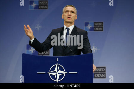 Brüssel, Belgien. 16. Februar 2017. NATO-Generalsekretär Jens Stoltenberg befasst sich mit eine Pressekonferenz nach einem zweitägigen NATO-Verteidigungsminister-treffen am Hauptsitz in Brüssel, 16. Februar 2017. Bildnachweis: Ye Pingfan/Xinhua/Alamy Live-Nachrichten Stockfoto