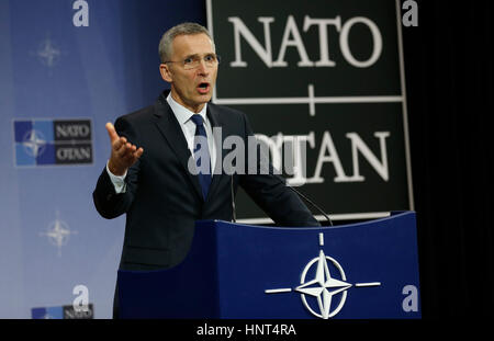 Brüssel, Belgien. 16. Februar 2017. NATO-Generalsekretär Jens Stoltenberg befasst sich mit eine Pressekonferenz nach einem zweitägigen NATO-Verteidigungsminister-treffen am Hauptsitz in Brüssel, 16. Februar 2017. Bildnachweis: Ye Pingfan/Xinhua/Alamy Live-Nachrichten Stockfoto