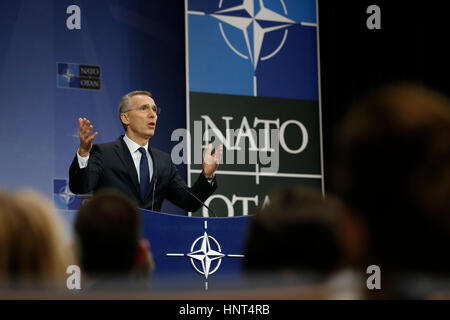 Brüssel, Belgien. 16. Februar 2017. NATO-Generalsekretär Jens Stoltenberg befasst sich mit eine Pressekonferenz nach einem zweitägigen NATO-Verteidigungsminister-treffen am Hauptsitz in Brüssel, 16. Februar 2017. Bildnachweis: Ye Pingfan/Xinhua/Alamy Live-Nachrichten Stockfoto