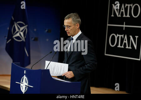 Brüssel, Belgien. 16. Februar 2017. NATO-Generalsekretär Jens Stoltenberg befasst sich mit eine Pressekonferenz nach einem zweitägigen NATO-Verteidigungsminister-treffen am Hauptsitz in Brüssel, 16. Februar 2017. Bildnachweis: Ye Pingfan/Xinhua/Alamy Live-Nachrichten Stockfoto