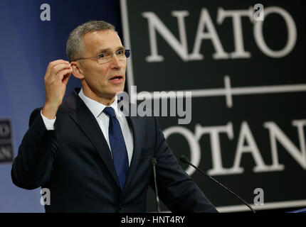 Brüssel, Belgien. 16. Februar 2017. NATO-Generalsekretär Jens Stoltenberg befasst sich mit eine Pressekonferenz nach einem zweitägigen NATO-Verteidigungsminister-treffen am Hauptsitz in Brüssel, 16. Februar 2017. Bildnachweis: Ye Pingfan/Xinhua/Alamy Live-Nachrichten Stockfoto