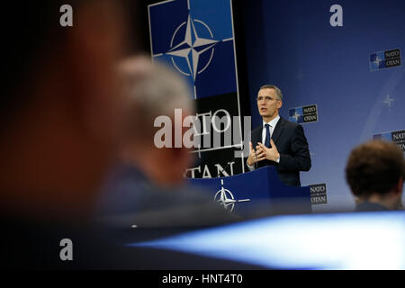 Brüssel, Belgien. 16. Februar 2017. NATO-Generalsekretär Jens Stoltenberg befasst sich mit eine Pressekonferenz nach einem zweitägigen NATO-Verteidigungsminister-treffen am Hauptsitz in Brüssel, 16. Februar 2017. Bildnachweis: Ye Pingfan/Xinhua/Alamy Live-Nachrichten Stockfoto