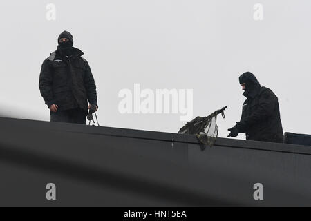 Bonn, Deutschland. 16. Februar 2017. Sicherheit Personal auf einem Dach während des Treffens der G20-Außenminister in Bonn, Deutschland, 16. Februar 2017. Foto: Federico Gambarini/Dpa/Alamy Live News Stockfoto