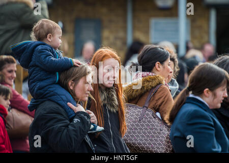 London, UK. 16. Februar 2017. Die Herzogin von Cornwall, Präsident, Ebenholz Horse Club, besucht die Nächstenliebe Brixton Reitzentrum. Das Zentrum feiert seinen 21. Geburtstag und seinem 6. Jahr auf dieser Seite. London, 16. Februar 2017. Bildnachweis: Guy Bell/Alamy Live-Nachrichten Stockfoto