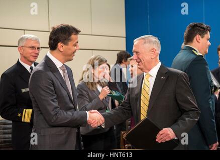 Brüssel, Belgien. 16. Februar 2017. US-Verteidigungsminister Jim Mattis grüßt Montenegro Minister der Verteidigung Predrag Boskovic vor Tag zwei der Nordatlantikrat Sitzung im NATO-Hauptquartier 16. Februar 2017 in Brüssel, Belgien. Mattis in seiner Rede vor der NATO-Verteidigungsminister, hallte Präsident Trump Aufforderung zur europäischen NATO-Staaten ihre Streitkräfte mehr ausgeben und betonte, dass amerikanische Beiträge zur Allianz verknüpft werden, was andere Länder ausgeben. (TSgt. Brigitte N. Brantley/DOD Foto via Planetpix) Bildnachweis: Planetpix/Alamy Live-Nachrichten Stockfoto