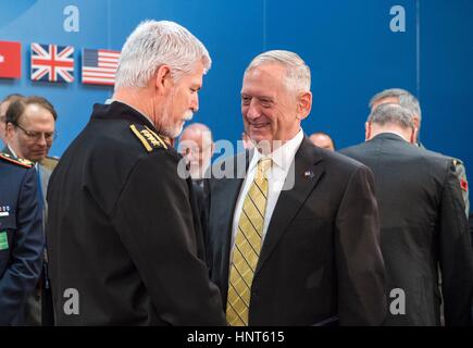 Brüssel, Belgien. 16. Februar 2017. US-Verteidigungsminister Jim Mattis grüßt Tschechische General Petr Pavel, Vorsitzender des NATO-Militärausschusses, vor Tag zwei der Nordatlantikrat Sitzung im NATO-Hauptquartier 16. Februar 2017 in Brüssel, Belgien. Mattis in seiner Rede vor der NATO-Verteidigungsminister, hallte Präsident Trump Aufforderung zur europäischen NATO-Staaten ihre Streitkräfte mehr ausgeben und betonte, dass amerikanische Beiträge zur Allianz verknüpft werden, was andere Länder ausgeben. (TSgt. Brigitte N. Brantley/DOD Foto via Planetpix) Bildnachweis: Planetpix/Alamy Live-Nachrichten Stockfoto