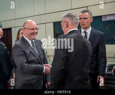 Brüssel, Belgien. 16. Februar 2017. US-Verteidigungsminister Jim Mattis grüßt georgische Minister der Verteidigung Levan Izoria vor dem zweiten Tag der North Atlantic Council Meeting im NATO-Hauptquartier 16. Februar 2017 in Brüssel, Belgien. Mattis in seiner Rede vor der NATO-Verteidigungsminister, hallte Präsident Trump Aufforderung zur europäischen NATO-Staaten ihre Streitkräfte mehr ausgeben und betonte, dass amerikanische Beiträge zur Allianz verknüpft werden, was andere Länder ausgeben. (TSgt. Brigitte N. Brantley/DOD Foto via Planetpix) Bildnachweis: Planetpix/Alamy Live-Nachrichten Stockfoto