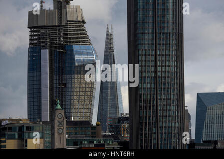 London, UK. 16. Februar 2017. Wechselhaftes Wetter bringt dunkle Wolken über der City of London. Bildnachweis: Stephen Chung/Alamy Live-Nachrichten Stockfoto