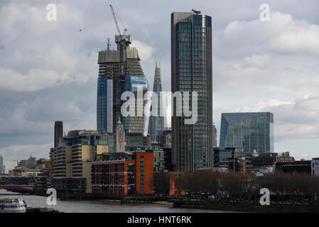 London, UK. 16. Februar 2017. Wechselhaftes Wetter bringt dunkle Wolken über der City of London. Bildnachweis: Stephen Chung/Alamy Live-Nachrichten Stockfoto