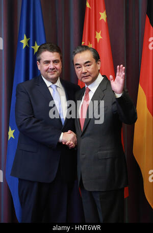 (170217)--BONN (Deutschland), 17. Februar 2017 (Xinhua)--Chinese Foreign Minister Wang Yi (R) schüttelt Hände mit deutschen Vizekanzler und Außenminister Sigmar Gabriel in Bonn, Deutschland, 16. Februar 2017. (Xinhua/Luo Huanhuan) (Zjy) Stockfoto