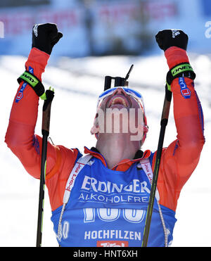 Hochfilzen, Österreich. 16. Februar 2017. Lowell Bailey aus den USA feiert seinen Sieg nach die Männer 20km Einzelbewerb während der Biathlon-Weltmeisterschaft in Hochfilzen, Österreich, 16. Februar 2017. Foto: Martin Schutt/Dpa-Zentralbild/Dpa/Alamy Live News Stockfoto