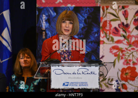 New York, USA. 16. Februar 2017. Vogue Magazin Chefredakteurin Anna Wintour besucht die USPS Oscar De La Renta für immer Stempel Enthüllung am 16. Februar 2017 in der Grand Central Terminal Vanderbilt Hall in New York. Bildnachweis: Erik Pendzich/Alamy Live-Nachrichten Stockfoto