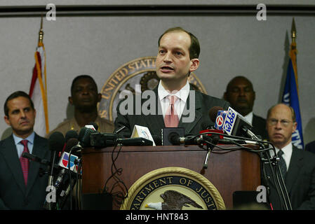 Hollywood, FL, USA. 23. Juni 2006. Florida, USA - Vereinigte Staaten - (RO) Bundesstaatsanwalt für den südlichen Bezirk von Florida Alexander Acosta spricht mit den Medien während einer Prees Konferenz Regaurding die Verhaftung von 7 Florida-Männer, die aufgeladen werden, mit Verschwörung zur Unterstützung von Al Qaeda und Ziele in den Vereinigten Staaten anzugreifen. Die Verhaftung sind das Ergebnis einer Untersuchung unter der Leitung von der FBI Süd Florida gemeinsame Terror Task Force (JTTF) in Miami. Der Sears Tower in Chicago war eines der Ziele der Gruppen) bei L R sind Bürgermeister Diaz (Miami) und ken Kennings (Broward County Sheriffs Office) (). Stockfoto