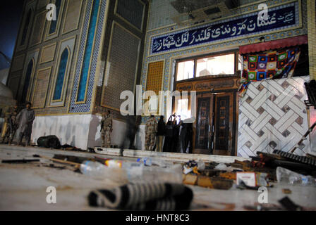 (170216)--SEHWAN (PAKISTAN), 16. Februar 2017 (Xinhua)--pakistanischen Menschen versammeln sich am Haupteingang eines Heiligtums nach einem Selbstmordanschlag in Sehwan Town, südlichen Pakistan Sindh Provinz, am 16. Februar 2017. Die Zahl der Todesopfer von einer tödlichen Selbstmordanschlag in einem Schrein in Sehwan Stadt von Pakistan Süden der Provinz Sindh auf 72 gestiegen ist, sagte die lokale Polizei. (Xinhua/Stringer) Stockfoto