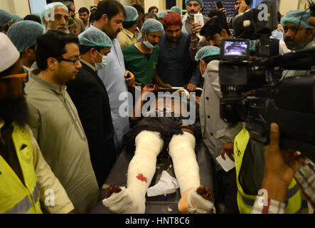 (170216)--HYDERABAD (PAKISTAN), 16. Februar 2017 (Xinhua)--Retter übertragen einen verletzten Mann in ein Krankenhaus im südlichen Pakistan Hyderabad am 16. Februar 2017, nach einem Selbstmordanschlag in einem Schrein in Sehwan Stadt. Die Zahl der Todesopfer von einer tödlichen Selbstmordanschlag in einem Schrein in Sehwan Stadt von Pakistan Süden der Provinz Sindh auf 72 gestiegen ist, sagte die lokale Polizei. (Xinhua/Stringer) Stockfoto