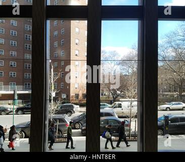 New York City, USA. 16. Februar 2017. Pendler unter sonnigem Himmel uptown. Temperaturen werden voraussichtlich steigen in die niedrigen 60er Jahre an diesem Wochenende. Bildnachweis: Ward Pettibone/Alamy Live-Nachrichten Stockfoto