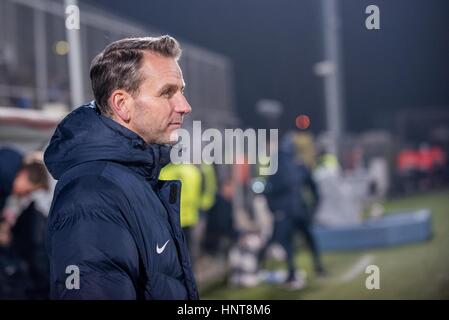 Giurgiu, Rumänien. 16. Februar 2017. Albert Stuivenberg der Cheftrainer von Genk in der UEFA Europa League 2016-2017, Gruppe E Spiel zwischen FC Astra Giurgiu (ROU) und Genk (BEL) an Marin Anastasovici Stadion, Giurgiu, Rumänien ROU. Bildnachweis: Cronos Foto/Alamy Live-Nachrichten Stockfoto