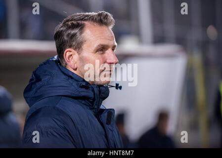 Giurgiu, Rumänien. 16. Februar 2017. Albert Stuivenberg der Cheftrainer von Genk in der UEFA Europa League 2016-2017, Gruppe E Spiel zwischen FC Astra Giurgiu (ROU) und Genk (BEL) an Marin Anastasovici Stadion, Giurgiu, Rumänien ROU. Bildnachweis: Cronos Foto/Alamy Live-Nachrichten Stockfoto