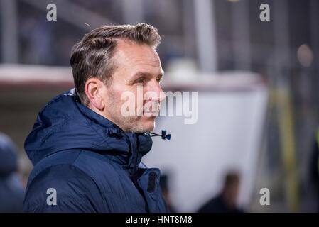 Giurgiu, Rumänien. 16. Februar 2017. Albert Stuivenberg der Cheftrainer von Genk in der UEFA Europa League 2016-2017, Gruppe E Spiel zwischen FC Astra Giurgiu (ROU) und Genk (BEL) an Marin Anastasovici Stadion, Giurgiu, Rumänien ROU. Bildnachweis: Cronos Foto/Alamy Live-Nachrichten Stockfoto