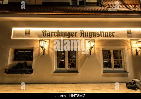 Garching, München, Deutschland. 16. Februar 2017. Garching, eine Stadt im Norden von München organisiert eine Demonstration gegen das Auftreten der Alternative für Deutschland (AfD) rechtsextremen Partei in Garching Augustiner. Anwesend waren mehrere aus dem zu radikal-rechtsextremen Spektrum. Ca. 65 Demonstranten erschienen. "Garching ist Bunt'' übersetzt in etwa" Garching ist vielfältig ''. Bildnachweis: ZUMA Press, Inc./Alamy Live-Nachrichten Stockfoto