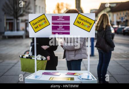 Garching, München, Deutschland. 16. Februar 2017. Garching Bei MÃ¼Nchen, Bayern, Deutschland - Garching, einer Stadt im Norden von München organisiert eine Demonstration gegen das Auftreten der Alternative für Deutschland (AfD) rechtsextremen Partei in Garching Augustiner. Anwesend waren mehrere aus dem zu radikal-rechtsextremen Spektrum. Ca. 65 Demonstranten erschienen. "Garching ist Bunt'' übersetzt in etwa" Garching ist vielfältig ''. Bildnachweis: ZUMA Press, Inc./Alamy Live-Nachrichten Stockfoto