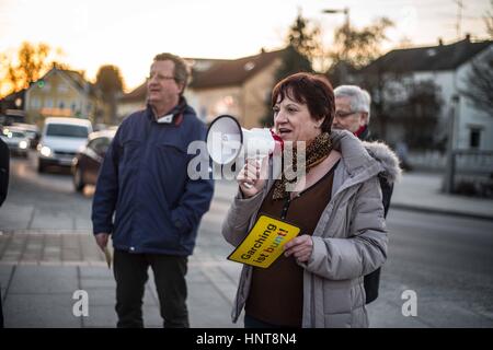 Garching, München, Deutschland. 16. Februar 2017. Garching Bei MÃ¼Nchen, Bayern, Deutschland - Garching, einer Stadt im Norden von München organisiert eine Demonstration gegen das Auftreten der Alternative für Deutschland (AfD) rechtsextremen Partei in Garching Augustiner. Anwesend waren mehrere aus dem zu radikal-rechtsextremen Spektrum. Ca. 65 Demonstranten erschienen. "Garching ist Bunt'' übersetzt in etwa" Garching ist vielfältig ''. Bildnachweis: ZUMA Press, Inc./Alamy Live-Nachrichten Stockfoto