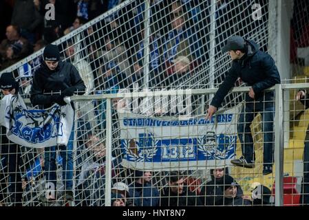 Giurgiu, Rumänien. 16. Februar 2017. Genk Fans während der UEFA Europa League 2016-2017, Gruppe E Spiel zwischen FC Astra Giurgiu (ROU) und Genk (BEL) an Marin Anastasovici Stadion, Giurgiu, Rumänien ROU. Bildnachweis: Cronos Foto/Alamy Live-Nachrichten Stockfoto