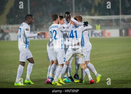 Giurgiu, Rumänien. 16. Februar 2017. Genk Spieler feiern das erste Tor in der UEFA Europa League 2016-2017, Gruppe E Spiel zwischen FC Astra Giurgiu (ROU) und Genk (BEL) an Marin Anastasovici Stadion, Giurgiu, Rumänien ROU. Bildnachweis: Cronos Foto/Alamy Live-Nachrichten Stockfoto