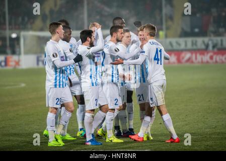 Giurgiu, Rumänien. 16. Februar 2017. Genk Spieler feiern das erste Tor in der UEFA Europa League 2016-2017, Gruppe E Spiel zwischen FC Astra Giurgiu (ROU) und Genk (BEL) an Marin Anastasovici Stadion, Giurgiu, Rumänien ROU. Bildnachweis: Cronos Foto/Alamy Live-Nachrichten Stockfoto