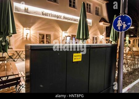 Garching, München, Deutschland. 16. Februar 2017. Garching, eine Stadt im Norden von München organisiert eine Demonstration gegen das Auftreten der Alternative für Deutschland (AfD) rechtsextremen Partei in Garching Augustiner. Anwesend waren mehrere aus dem zu radikal-rechtsextremen Spektrum. Ca. 65 Demonstranten erschienen. "Garching ist Bunt'' übersetzt in etwa" Garching ist vielfältig ''. Bildnachweis: ZUMA Press, Inc./Alamy Live-Nachrichten Stockfoto