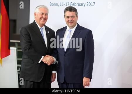 Bonn, Deutschland. 16. Februar 2017. US Secretary Of State Rex Tillerson empfängt Bundesaußenminister Sigmar Gabriel auf dem Treffen der Außenminister der g-20-16. Februar 2017 in Bonn, Deutschland. Die Reise nach Bonn ist der erste für Tillerson als Sekretär der State.Credit: Planetpix/Alamy Live News Stockfoto