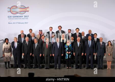 Bonn, Deutschland. 16. Februar 2017. US Secretary Of State Rex Tillerson verbindet seinen Amtskollegen für ein Familienfoto auf dem Treffen der Außenminister der g-20-16. Februar 2017 in Bonn, Deutschland. Die Reise nach Bonn ist der erste für Tillerson als Sekretär der State.Credit: Planetpix/Alamy Live News Stockfoto