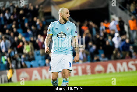 Vigo, Spanien. 16. Februar 2017. John Guidetti (Forward, Celta Vigo) während des Fußballspiels der Hinspiel der Runde der 32 der UEFA Europa League 2016/2017 zwischen RC Celta de Vigo und FK Shajtar Donezk im Balaidos Stadium am 16. Februar 2017 in Vigo, Spanien. Bildnachweis: David Gato/Alamy Live-Nachrichten Stockfoto