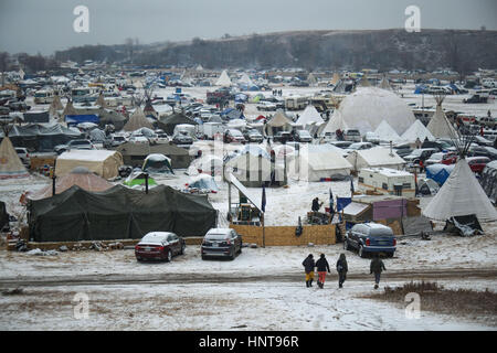 Kanonenkugel, North Dakota, USA. 24. November 2016. Ein Blick auf die Oceti Sakowin Camp nach Morgen Schnee auf der Standing Rock Indian Reservation. Bildnachweis: Joel Angel Juarez/zReportage.com/ZUMA Draht/Alamy Live-Nachrichten Stockfoto