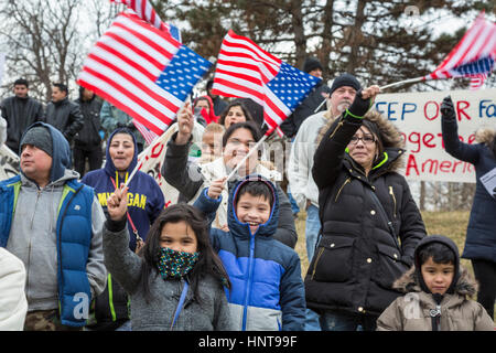 Detroit, Michigan, USA. 16. Februar 2017. Hunderte von Mexican Americans trat eine Kundgebung und marschieren auf dem "Tag ohne Einwanderer." Geschäfte geschlossen und Einwanderer nicht um zu arbeiten, um die Rolle von Zuwanderern in der Gemeinschaft gehen. Bildnachweis: Jim West/Alamy Live-Nachrichten Stockfoto