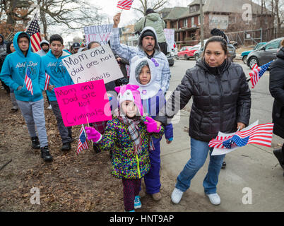 Detroit, Michigan, USA. 16. Februar 2017. Hunderte von Mexican Americans trat eine Kundgebung und marschieren auf dem "Tag ohne Einwanderer." Geschäfte geschlossen und Einwanderer nicht um zu arbeiten, um die Rolle von Zuwanderern in der Gemeinschaft gehen. Bildnachweis: Jim West/Alamy Live-Nachrichten Stockfoto