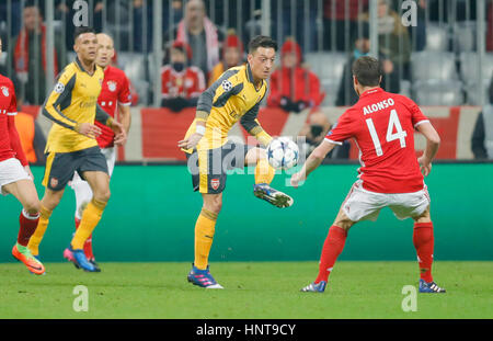 München, Deutschland. 15. Februar 2017. Fußball UEFA Champions League, München, 15. Februar 2017 Mesut OEZIL, Arsenal 11 kämpfen um den Ball gegen Xabi ALONSO, FCB 14 FC BAYERN München - FC ARSENAL 5-1 Best of 16, Fußball UEFA Champions League, München, 15. Februar 2017. CL Saison 2016/2017, FCB Credit: Peter Schatz/Alamy Live-Nachrichten Stockfoto