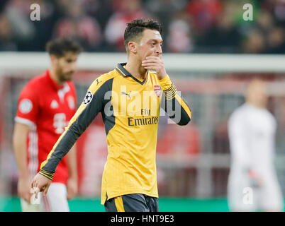 München, Deutschland. 15. Februar 2017. Fußball UEFA Champions League, München, 15. Februar 2017 Mesut OEZIL, Arsenal 11 traurig, enttäuscht, FC BAYERN München - FC ARSENAL 5-1 Best of 16, Fußball UEFA Champions League, München, 15. Februar 2017. CL Saison 2016/2017, FCB Credit: Peter Schatz/Alamy Live-Nachrichten Stockfoto