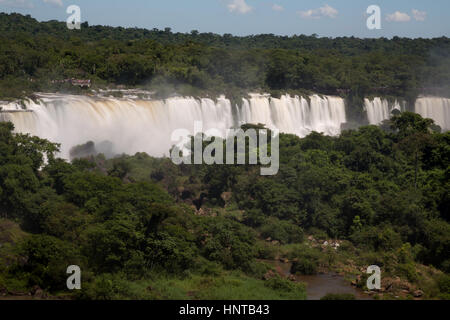 Foz do Iguaçu, Brasilien. Februar 2017. Blick auf Wasserfälle während des sonnigen Tages in Iguaçu Nationalpark, Parana Staat, Brasilien. Quelle: Andre M. Chang/Alamy Live News Stockfoto