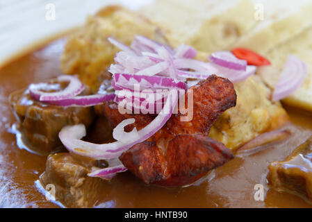 Traditionelles Gericht der tschechischen Küche besteht aus verschiedenen Arten von Wurst, Fleisch und Gemüse Stockfoto
