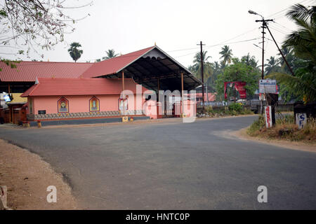 2 Straßen Aufspaltung in einem Dorf auf der Seite von einem Tempel in Indien Stockfoto