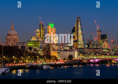 Londoner Stadtbild gegen einen wolkenlosen Himmel bei Nacht Stockfoto