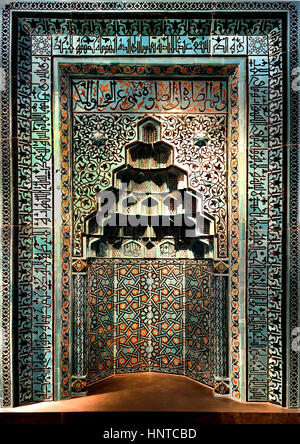 Mihrab (Gebetsnische) aus der Maydan-Moschee in Kaschan, Iran, datiert auf 1226 n. Chr. Es ist eines der berühmtesten Beispiele mittelalterlicher islamischer Lusterware in der Welt.1 Stockfoto