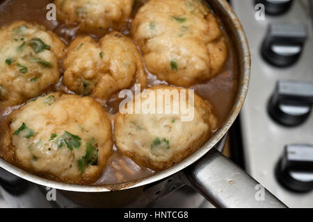 Hausgemachtes Rindsgulasch mit Petersilie Knödel Stockfoto