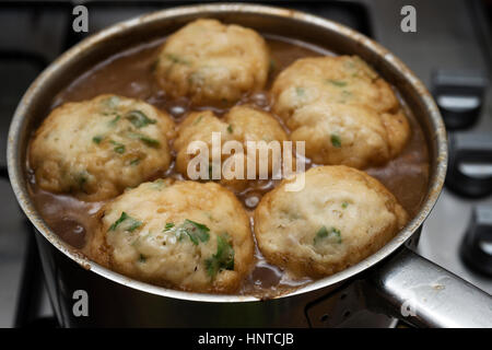 Hausgemachtes Rindsgulasch mit Petersilie Knödel Stockfoto